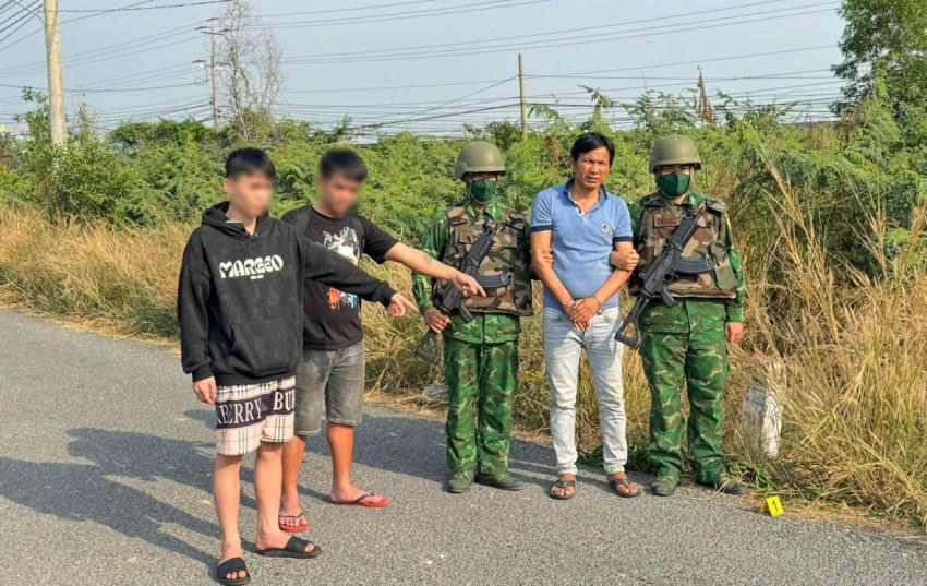 Đối tượng Nguyễn Văn Tùng, Lương Hải Đăng và Chương Văn Thắng tại hiện trường nơi bị phát hiện, bắt giữ.