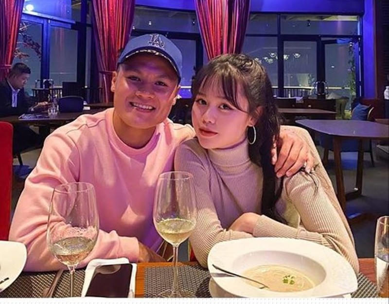 Hình ảnh hai người thân thiết tại 1 nhà hàng ở Hà Nội tối 12/5