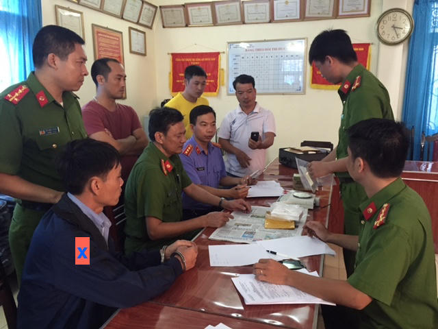 Đối tượng Lương Văn Thiên (đánh dấu X) cùng tang vật thu được tại cơ quan công an.