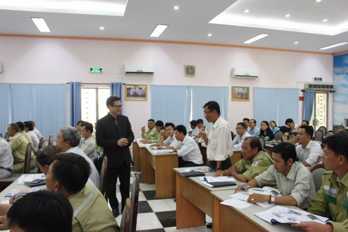 Thầy Bùi Trọng Giao đang trao đổi với học viên về đối tượng tác động khi xây dựng VHDN