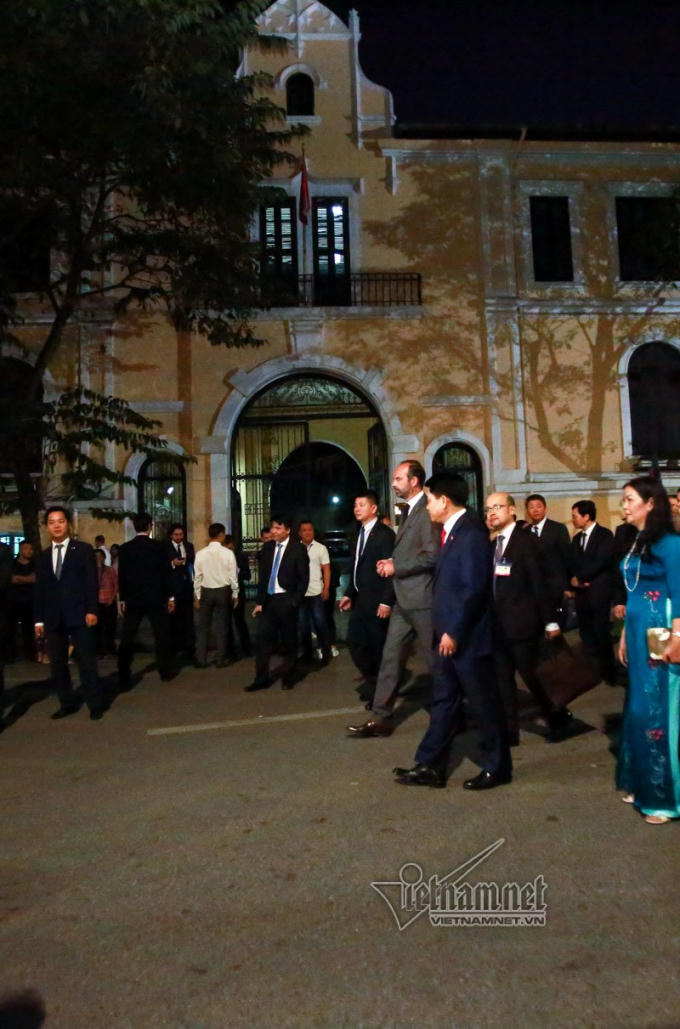 Thủ tướng Pháp thích thú khi đi qua toà nhà Sở Văn hoá Thể thao Hà Nội, toà nhà có kiến trúc Pháp