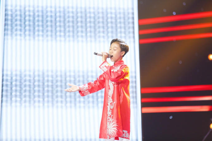 Xuất hiện cậu bé giọng cao