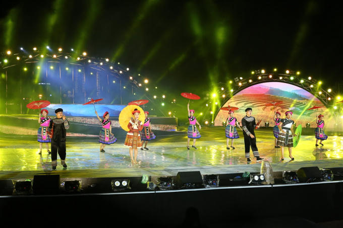 Liên khúc “Hồ trên núi &amp; Em gái H’Mông” từ các nghệ sĩ Nhà hát Trưng Vương Đà Nẵng.