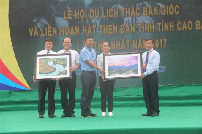 Lãnh đạo huyện Trùng Khánh tặng quà lưu niệm cho đại diện hai huyện Đại Tân và Tịnh Tây, Trung Quốc.