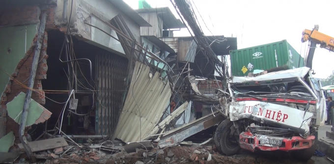 Nhiều nhà dân bị hư hỏng nặng.