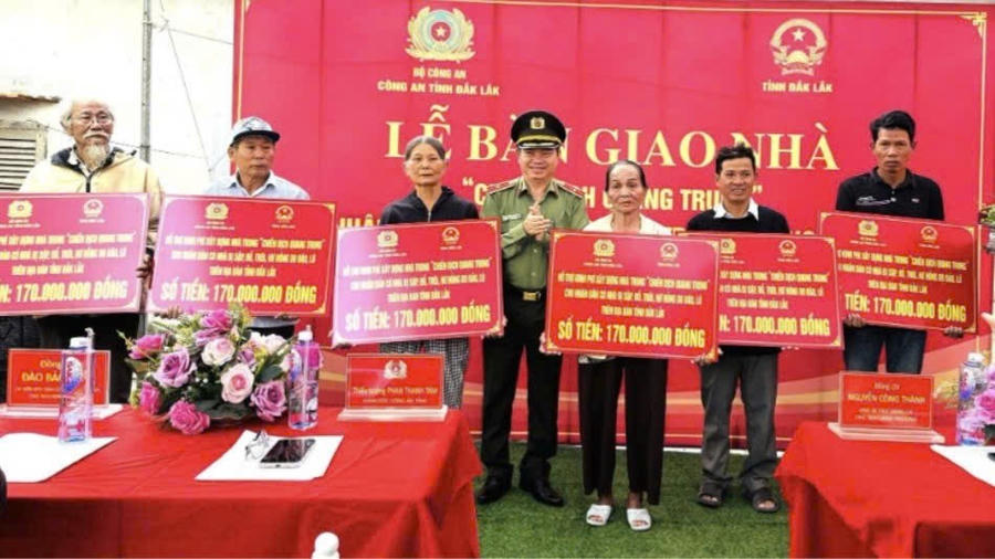 Công an tỉnh Đắk Lắk bàn giao nhà cho nhân dân vùng lũ. Ảnh: Công Lý