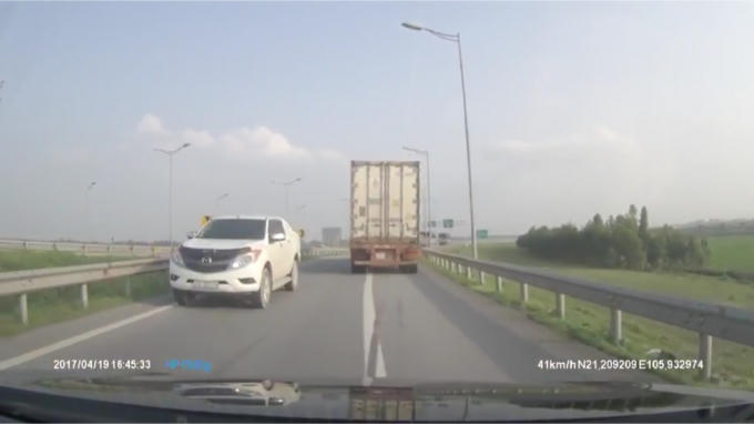 Xe bán tải chạy ngược chiều trên đường cao tốc.