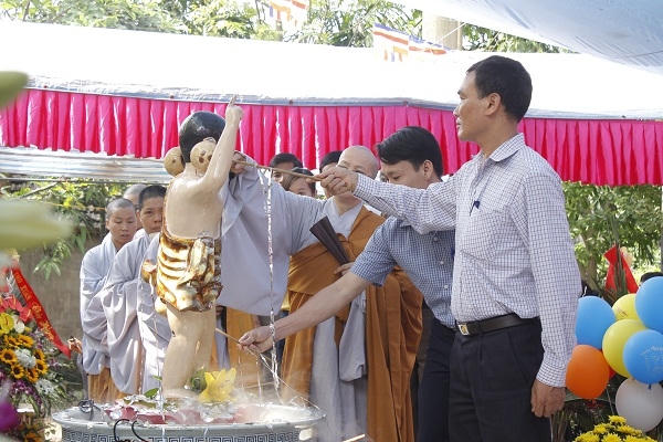 Theo đức Phật, để tắm Phật, chúng ta mượn nước trong sạch, nhưng muốn linh nghiệm phải kết hợp được lòng thành, tánh thiên chơn của chúng ta. Nếu không có lòng thành, không phát xuất từ tánh thiên chơn, thì không hiệu nghiệm. Công đức thủy này do chúng ta tu hành đúng chánh pháp mà có. Vì thế, phải mượn nước sạch cộng với tâm trong sạch và công đức của chúng ta. Kết hợp ba yếu tố này lại mới thành pháp. Chính vì lý do không đơn giản ấy, nên hình thức tắm Phật giống nhau, nhưng có nơi đạt được sự linh nghiệm, có nơi không.