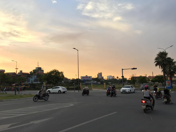 Bãi đỗ xe đã "biến" thành "bến xe"?