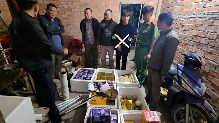 Đối tượng Ngô Đức Phong và tang vật là pháo nổ bị công an tạm giữ