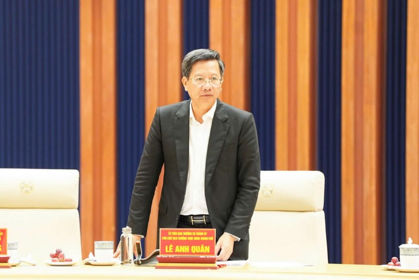 Phó Chủ tịch Thường trực UBND thành phố Lê Anh Quân phát biểu tại phiên họp.