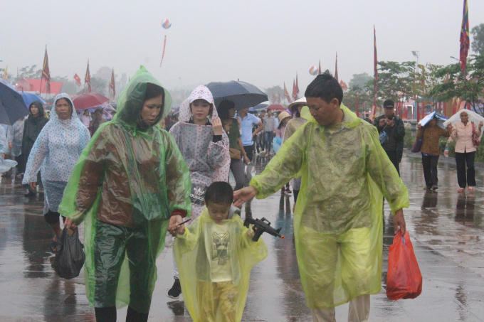 Các em bé được bố mẹ đưa đi trẩy hội nhân ngày Giỗ Tổ Hùng Vương.