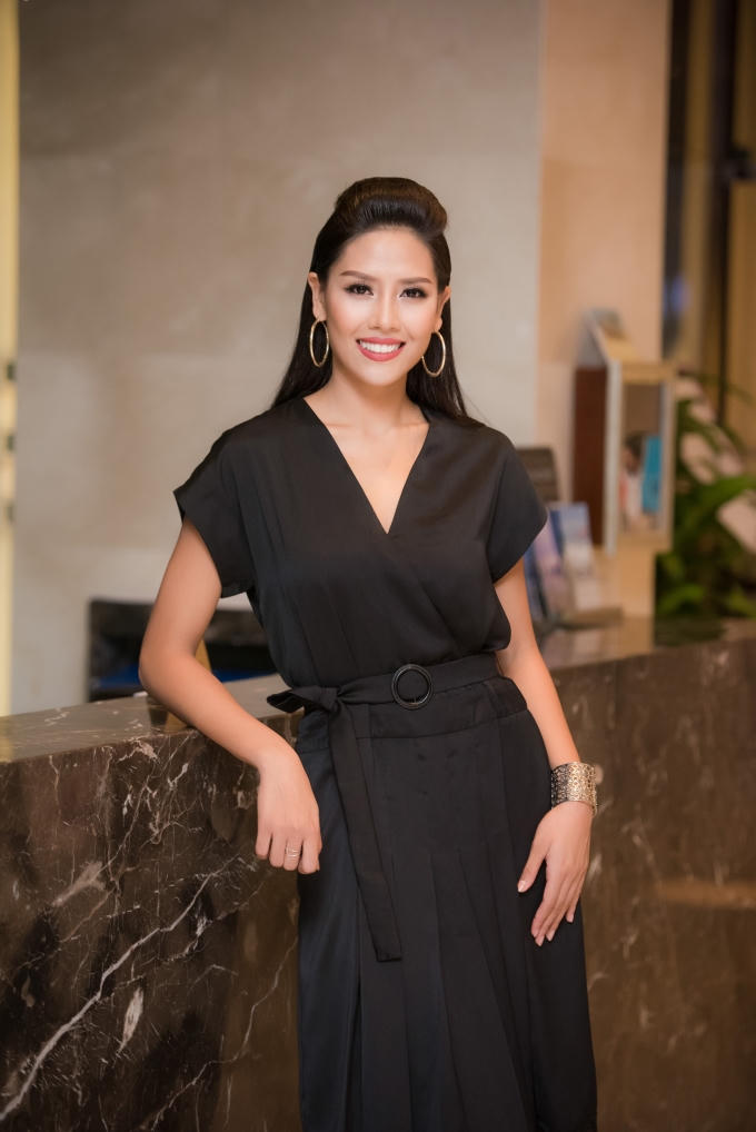 Ngọc Hân thanh lịch, Thụy Vân trễ nải vòng 1