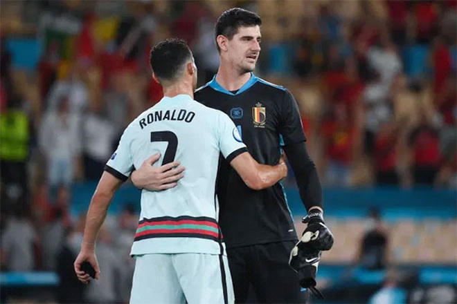 Courtois đã giúp khung thành của đội tuyển Bỉ đứng vững trước những đợt tấn công liên tiếp của Bồ Đào Nha. Người gác đền này đã có 4 pha cứu thua cho đội tuyển Bỉ, giúp họ giành quyền lọt vào tứ kết Euro 2020.