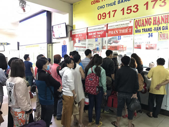 Sau khi nhân viên bến xe có mặt hướng dẫn, người dân đã xếp hàng để mua vé.