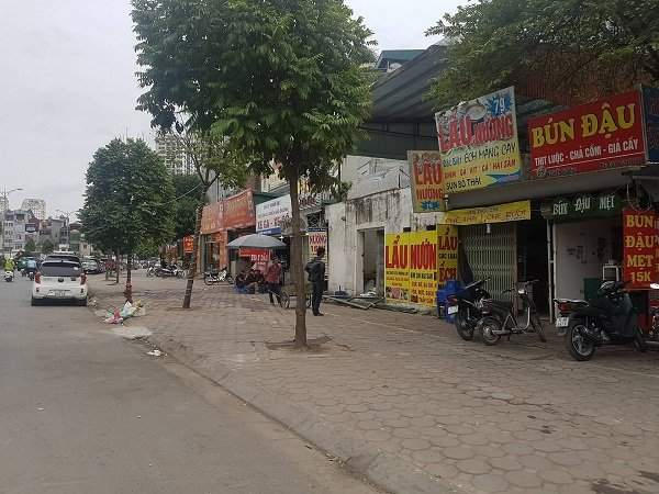 Các công trình vi phạm trên đường Nguyễn Hoàng, phường Mỹ Đình 2, Nam Từ Liêm, TP Hà Nội. (Ảnh: Báo Tài nguyên và Môi trường)