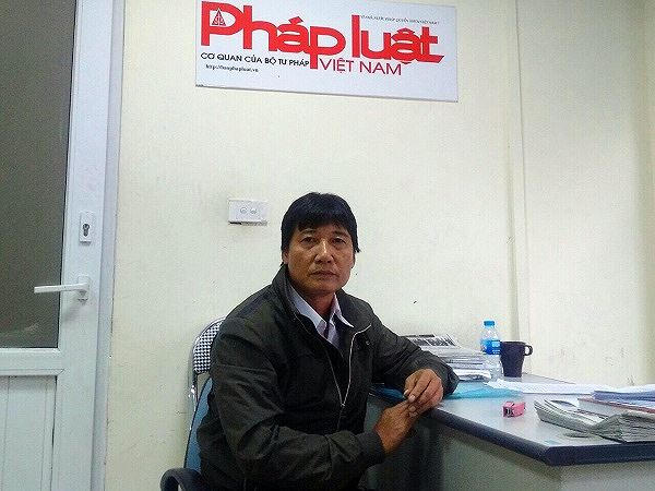 Ông Phạm Thanh Bình trao đổi sự việc với phóng viên.