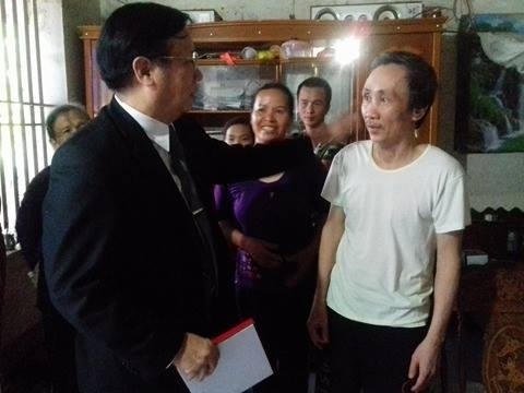 Luật sư Lê Xuân Thảo đến thăm "tử tù" Hàn Đức Long sau khi ông được minh oan và trở về đoàn tụ cùng gia đình.