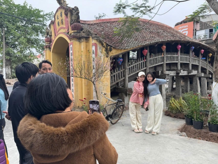 Dịp Tết Bính Ngọ, cầu được trang trí thêm các tiểu cảnh, đào, quất ...để phục vụ du khách đến tham quan, chụp ảnh.