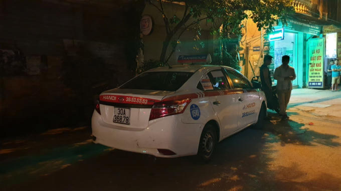 Hiện trường vụ tài xế xe taxi bị bắn trước số nhà 23 Dương Quảng Hàm, phường Quan Hoa, quận Cầu Giấy, Hà Nội.