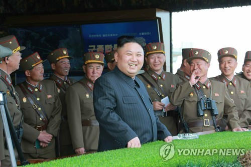 Nhà lãnh đạo Triều Tiên Kim Jong-un là người trực tiếp quan sát cuộc tập trận. (Ảnh: Yonhap)