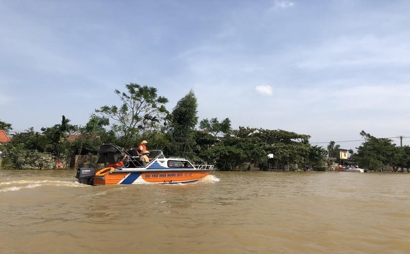 Xuồng cứu hộ DTQG được sử dụng cứu hộ, cứu nạn và chở hàng tiếp tế người dân vũng lũ (ngày 23/10 trên sông Kiến Giang – Quảng Bình ). Ảnh: Minh Tuấn