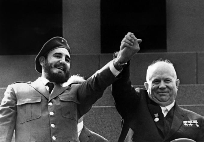 Fidel Castro nắm tay nhà lãnh đạo Xô Viết Nikita Khrushchev trong 1 tuần tới thăm Moscow vào năm1963. (Ảnh: Getty)