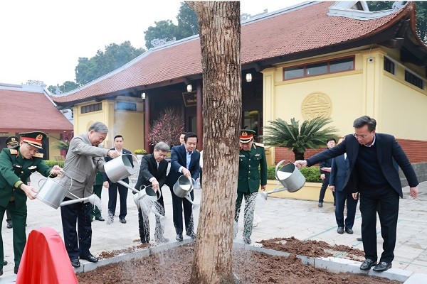 Tổng Bí thư Tô Lâm cùng các đại biểu trồng cây tại Khu lưu niệm Tổng Bí thư Nguyễn Văn Linh.