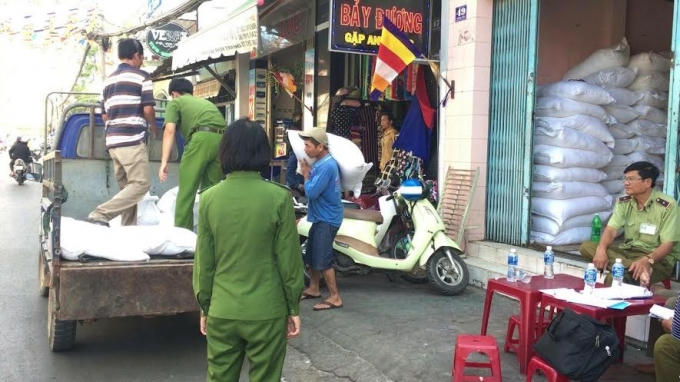 Chi cục Quản lý thị trường Bình Thuận lập biên bản tạm giữ 9,8 tấn đường nghi nhập lậu nói trên để xử lý theo quy định pháp luật.