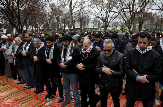 Zaid al-Harashed, một người Hồi giáo biểu tình trước Nhà Trắng, nói với AFP rằng quyết định của Tổng thống Trump không mang lại hòa bình mà chỉ gây ra nhiều hỗn loạn. (Ảnh: Getty)