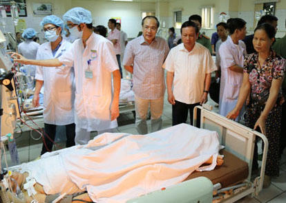 Bí thư Tỉnh uỷ Hoà Bình ông Bùi Văn Tỉnh xuống trực tiếp bênh viện chỉ đạo, thăm hỏi gia đình bệnh nhân.