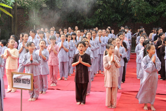 Đông đảo các thanh thiếu niên tham gia khóa tu tại Chùa.