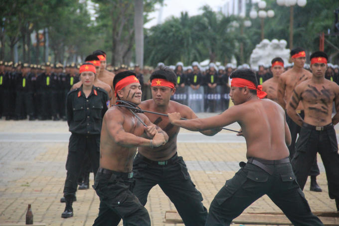 Màn uốn cong dây thép nhiều vòng bằng cổ.