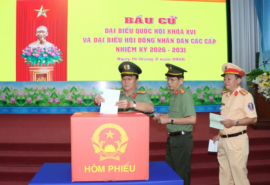 Lãnh đạo các đơn vị trực thuộc Công an tỉnh Cà Mau bỏ phiếu bầu cử.