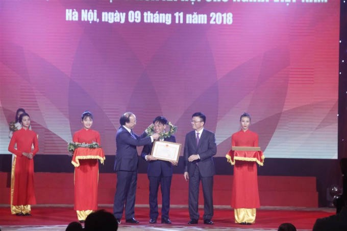 Bộ trưởng Bộ Tư pháp Lê Thành Long và Thứ trưởng Bộ Tư pháp Phan Chí Hiếu trao tặng Bằng khen của Bộ Tư pháp cho Báo Pháp luật Việt Nam (Ảnh: Ông Vũ Hoàng Diệp, Phó Tổng Biên tập báo Pháp luật Việt Nam nhận bằng khen của Bộ trưởng Bộ Tư pháp).