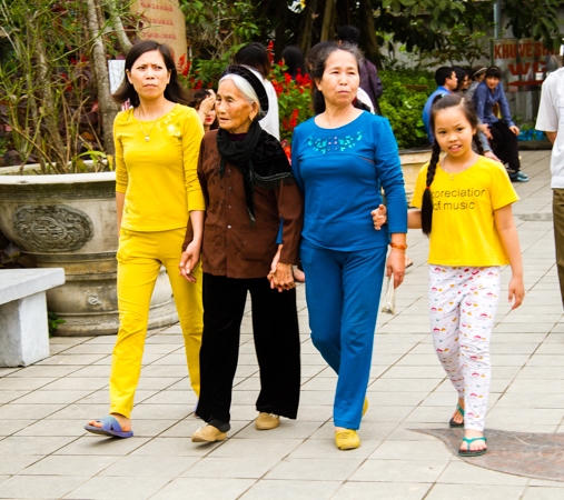 Đông đảo phật tử về chiêm bái tượng Phật ngọc hòa bình lớn nhất thế giới tại chùa Hồng Phúc.