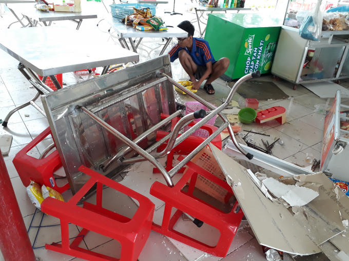 Bàn ghế nằm la liệt.