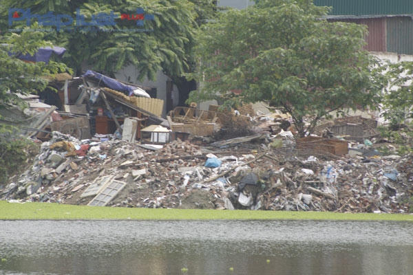 Quanh hồ đâu đâu cũng có rác thải.