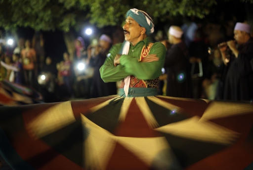 Một màn trình diễn chào mừng tháng lễ Ramadan của người dân Ai Cập. (Ảnh: AP/ Amr Nabil)