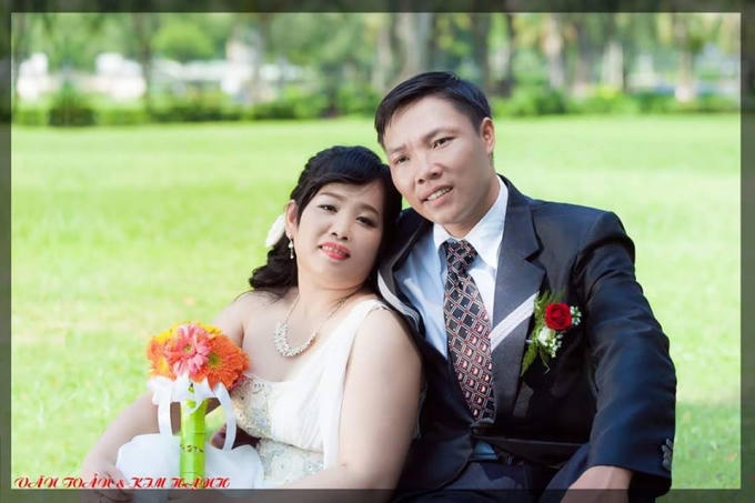 Vợ chồng anh Toản hạnh phúc lần đầu được khoác lên mình trang phục cưới.