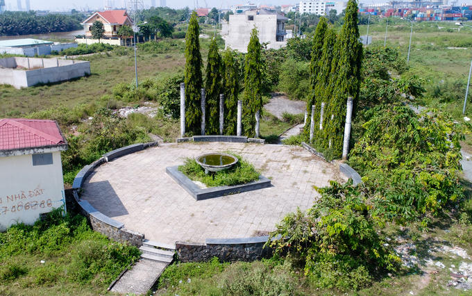Khu vực được quy thành thành công viên, có đài phun nước xây dựng dang dở rồi bỏ hoang và xuống cấp theo thời gian. "Ngày nào tôi cũng ra đây đi dạo, tập thể dục. Ở đây rất hoang vắng nhất là vào chiều tối, khiến mọi người rất sợ", bà Hai (61 tuổi) cho biết.