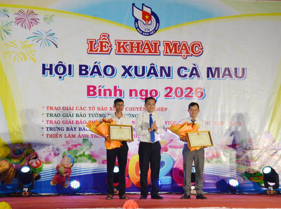 Ông Ngô Vũ Thăng – Tỉnh ủy viên, Phó Chủ tịch UBND tỉnh Cà Mau, trao Bằng khen và hoa cho Báo và Phát thanh - Truyền hình Cà Mau (bên phải) và Tạp chí Văn nghệ Cà Mau - đạt giải A.