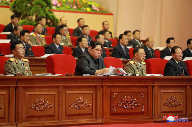 Nhà lãnh đạo Kim Jong-un tham dự hội nghị cùng các quan chức Triều Tiên (Ảnh: Reuters)