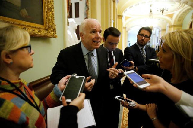 Thượng nghị sĩ Cộng hòa John McCain kêu gọi ông Trump công nhận kết luận của CIA về việc Nga can thiệp bầu cử. (Ảnh: Reuters)