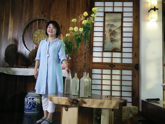 Choáng ngợp bởi những bộ trang phục làm từ hoa và vật liệu khô