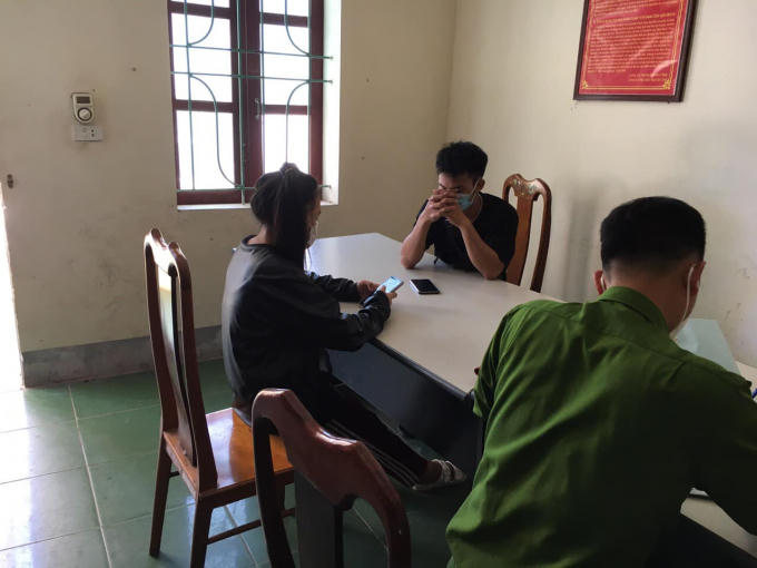 Hai sinh viên người Lào lội ruộng trốn khỏi vùng cách ly y tế.