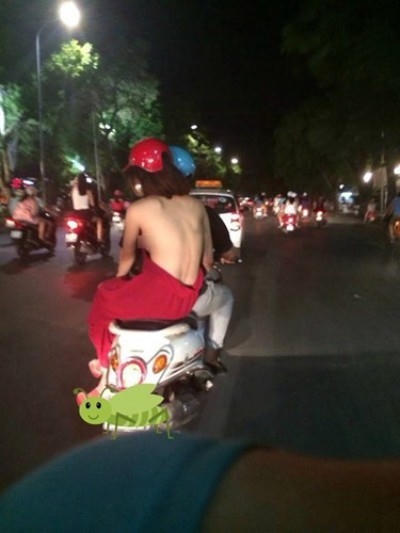 Cô gái với chiếc váy hở lưng "táo bạo" khiến người đi đường không khỏi nhức mắt. Ảnh: internet.