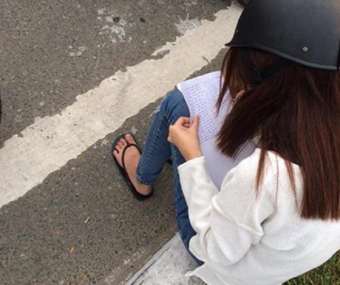 Cô sinh viên ngồi chép phạt 30 lần câu "Tôi hứa không đi ngược chiều nữa".