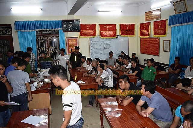 34 con bạc đang sát phạt bằng hình thức xóc đĩa bị bắt giữ. Ảnh Công an Ninh Bình