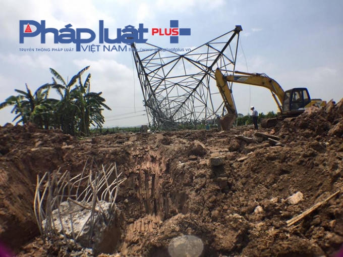 Hiện trường đã bị phá ngay sau đó.